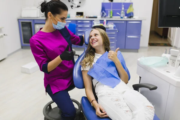 Jovem dentista e paciente — Fotografia de Stock