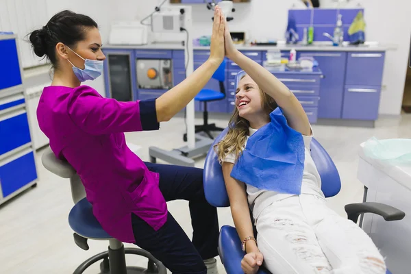 Giovane dentista e paziente — Foto Stock