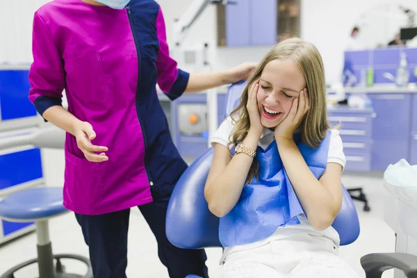 Jeune dentiste et patient — Photo