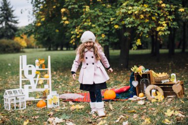 düşen yapraklar ile oynayan kız