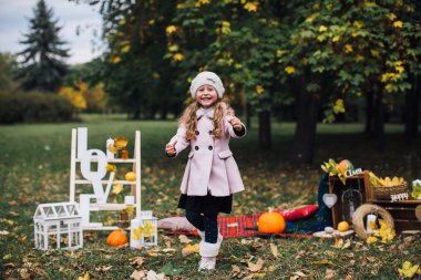 düşen yapraklar ile oynayan kız