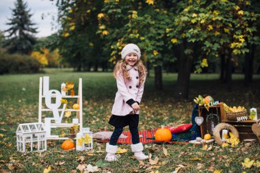 düşen yapraklar ile oynayan kız