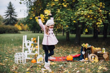 düşen yapraklar ile oynayan kız