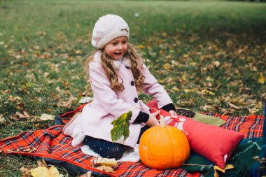 Kabak ile oynayan kız