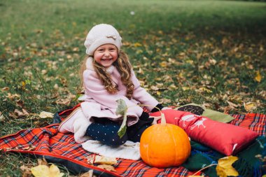 Kabak ile oynayan kız
