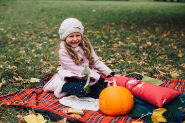 Kabak ile oynayan kız