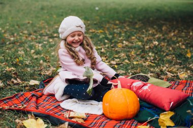Kabak ile oynayan kız