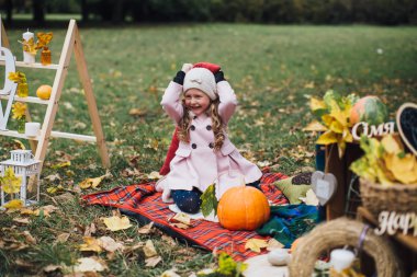 Kabak ile oynayan kız