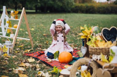 Kabak ile oynayan kız