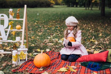 Kabak ile oynayan kız