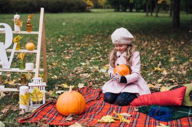 Kabak ile oynayan kız