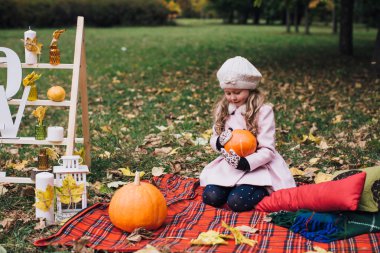 Kabak ile oynayan kız