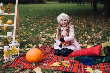 Kabak ile oynayan kız