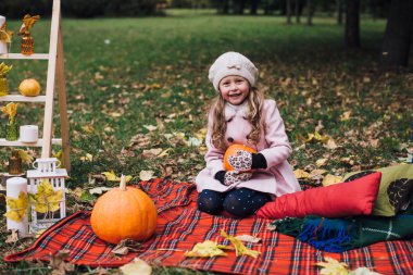 Kabak ile oynayan kız