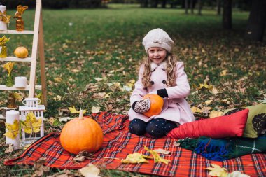 Kabak ile oynayan kız
