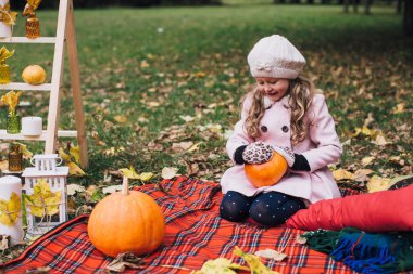 Kabak ile oynayan kız