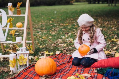 Kabak ile oynayan kız