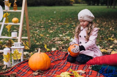 Kabak ile oynayan kız