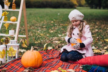 Kabak ile oynayan kız