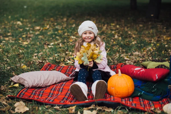 Menina brincando com folhas caídas — Fotografia de Stock