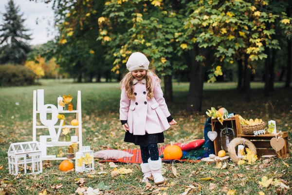 düşen yapraklar ile oynayan kız