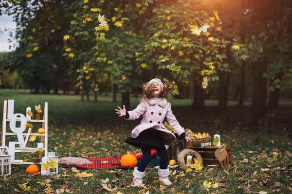 女孩玩的落叶 — 图库照片