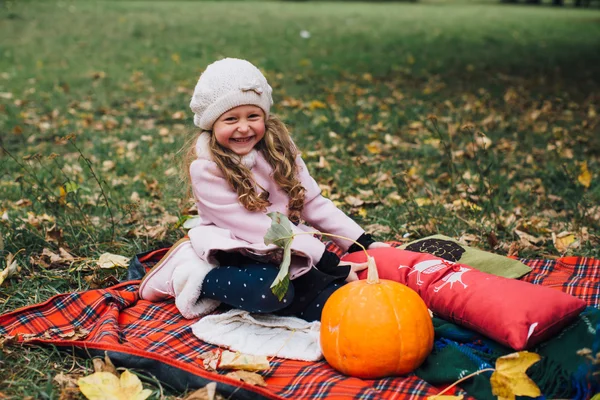 Kabak ile oynayan kız