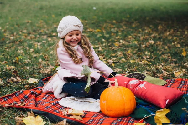 Kabak ile oynayan kız
