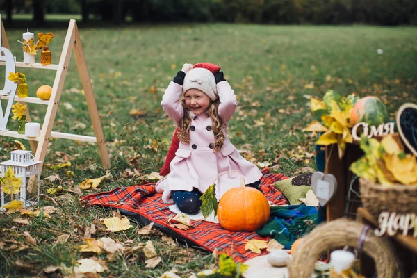 Kabak ile oynayan kız