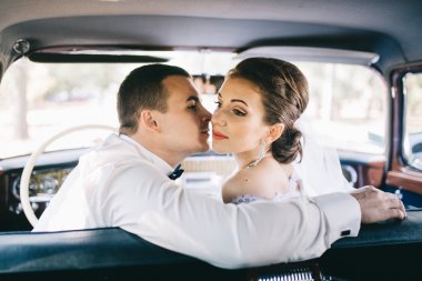 düğün günü sevgi dolu Çift