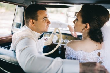 düğün günü sevgi dolu Çift