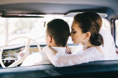 düğün günü sevgi dolu Çift