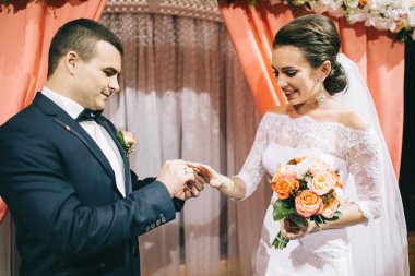 düğün günü sevgi dolu Çift