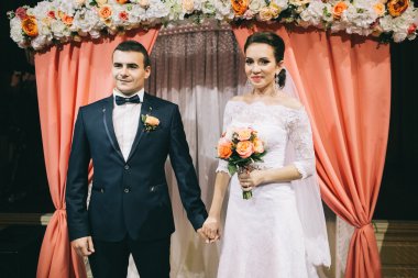 düğün günü sevgi dolu Çift