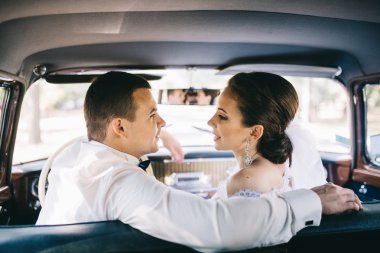 düğün günü sevgi dolu Çift