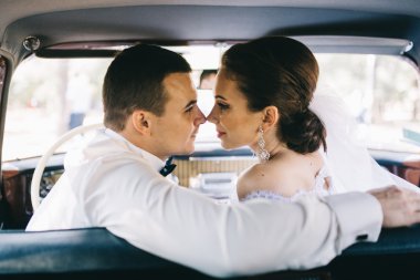 düğün günü sevgi dolu Çift