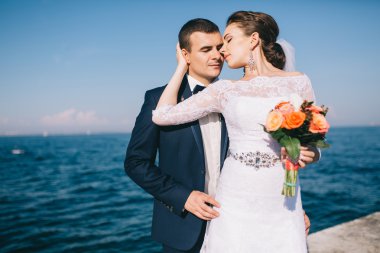 düğün günü sevgi dolu Çift