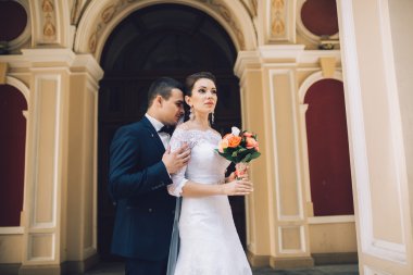 düğün günü sevgi dolu Çift