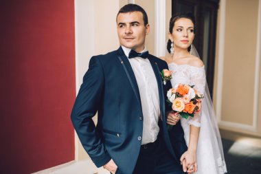 düğün günü sevgi dolu Çift