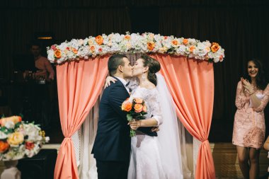 düğün günü sevgi dolu Çift