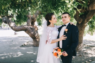 düğün günü sevgi dolu Çift