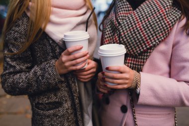 genç kadın kahve içme