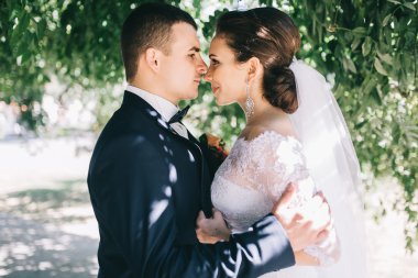 düğün günü sevgi dolu Çift