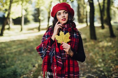 Griekse muntensonbahar yaprak olan kadın