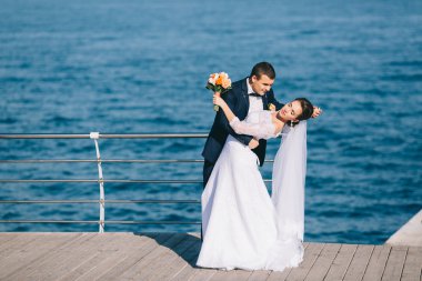 düğün günü sevgi dolu Çift