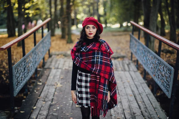 秋の公園を歩く若い女性は — ストック写真