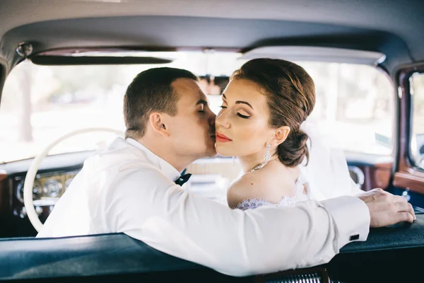 Casal amoroso no dia do casamento — Fotografia de Stock