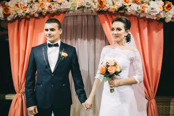 Liebespaar am Hochzeitstag — Stockfoto