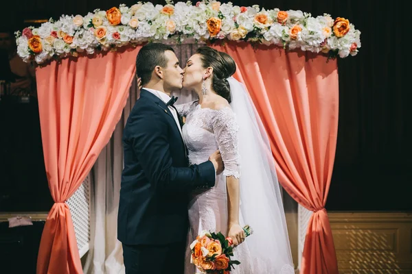 Pareja amorosa en el día de la boda — Foto de Stock