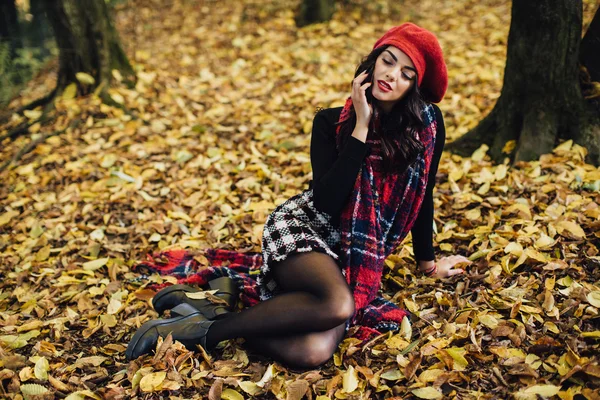 Młoda kobieta w jesiennym parku — Zdjęcie stockowe